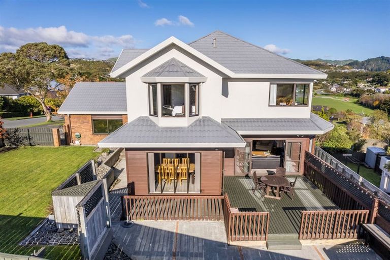 Photo of property in 2 Saunders Close, Whitby, Porirua, 5024