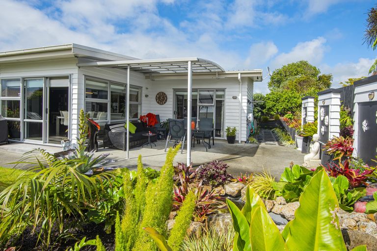 Photo of property in 18 Resolution Place, One Tree Point, 0118