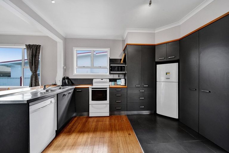 Photo of property in 37 Vogel Street, Hawera, 4610