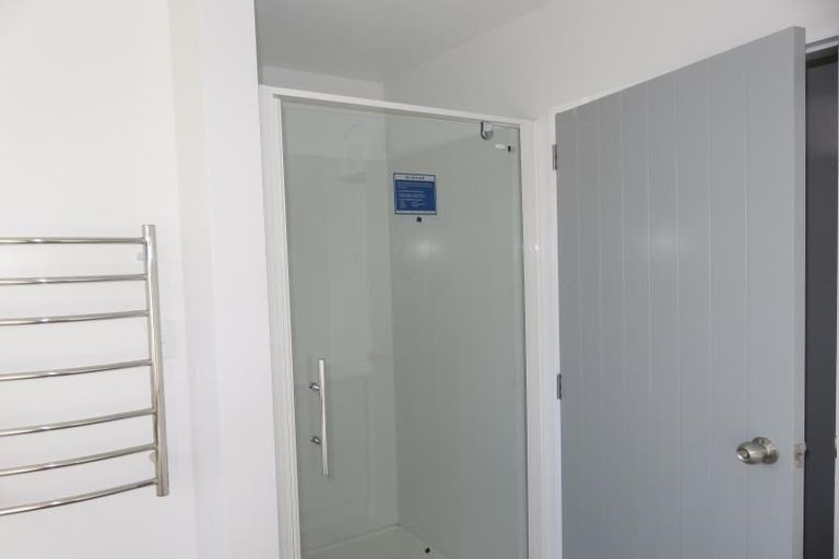 Photo of property in 60a Stewart Drive, Newlands, Wellington, 6037