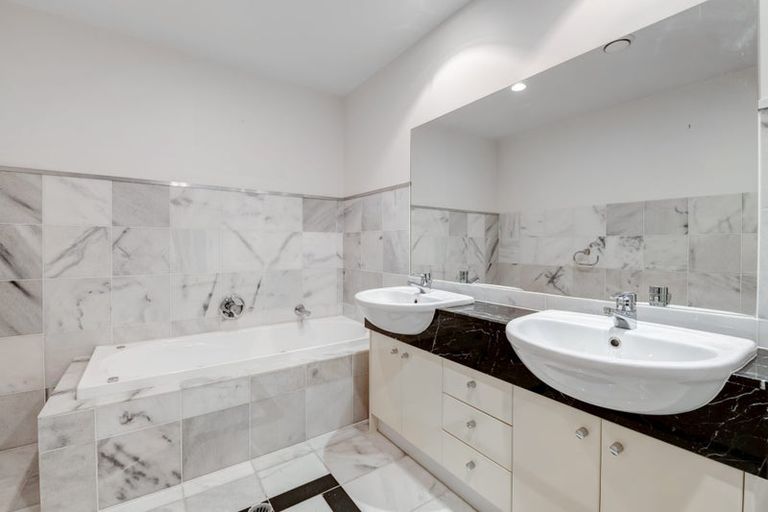 Photo of property in 1b/5 The Promenade, Takapuna, Auckland, 0622
