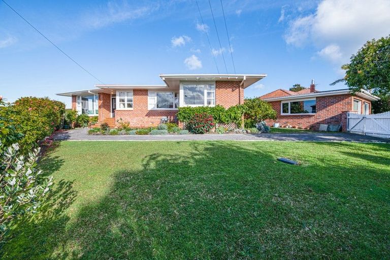 Photo of property in 8a Ava Avenue, Titirangi, Auckland, 0604