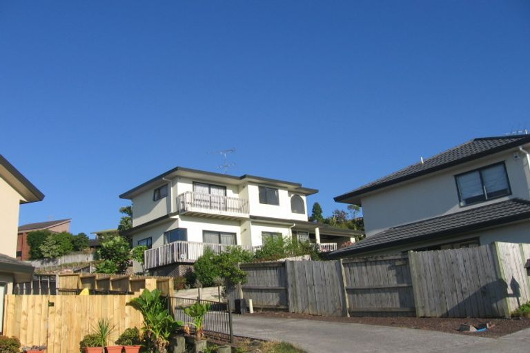 Photo of property in 2/11 Mossop Rise, Glenfield, Auckland, 0629