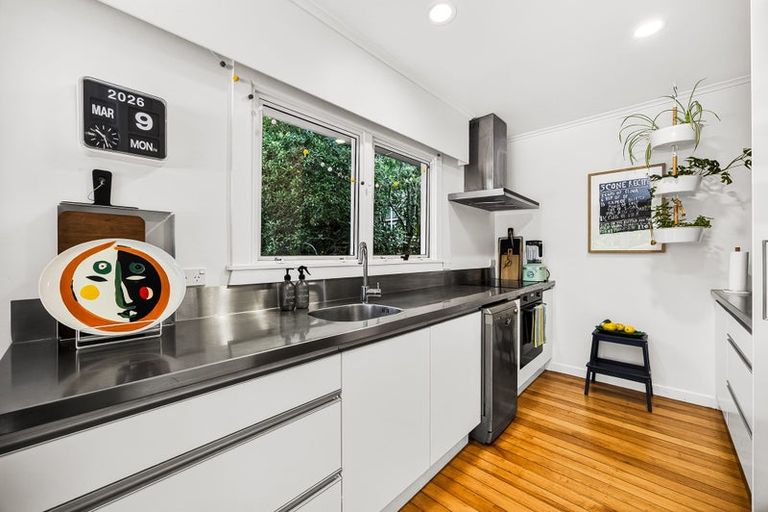 Photo of property in 6 Walker Road, Henderson Valley, Auckland, 0612