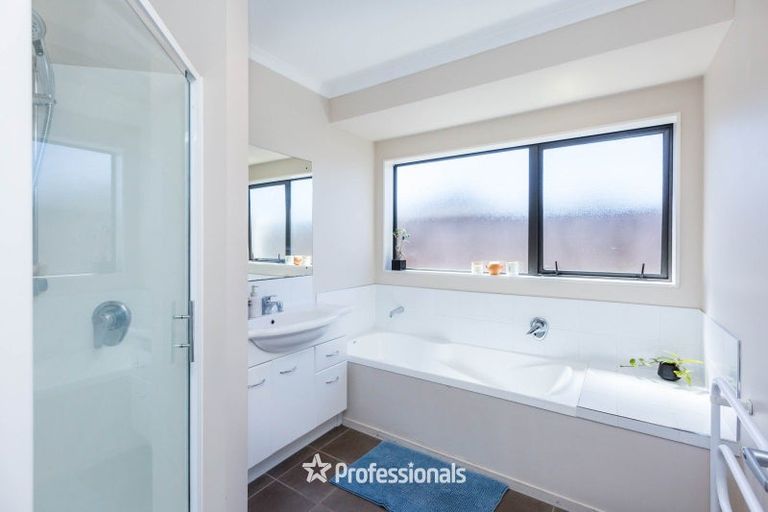 Photo of property in 9 Percy Kinsman Crescent, Riverstone Terraces, Upper Hutt, 5018