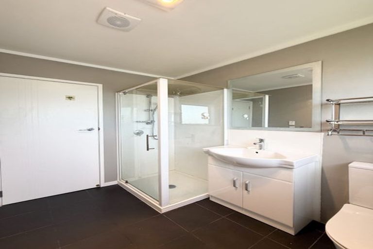 Photo of property in 9 Woodman Place, West Harbour, Auckland, 0618