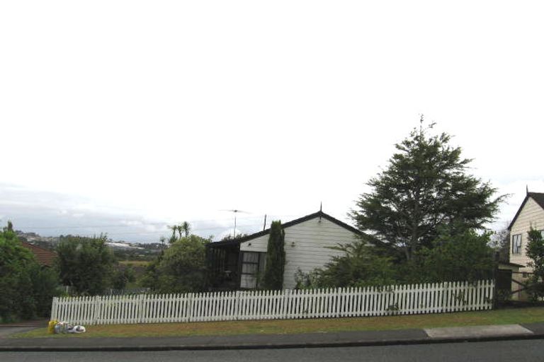 Photo of property in 17 Meadowood Drive, Unsworth Heights, Auckland, 0632