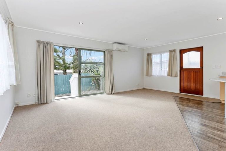 Photo of property in 142 Lynwood Road, New Lynn, Auckland, 0600