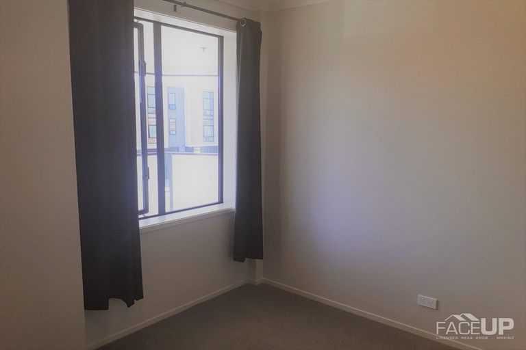 Photo of property in 2/22 Kerewhenua Crescent, Hobsonville, 0616