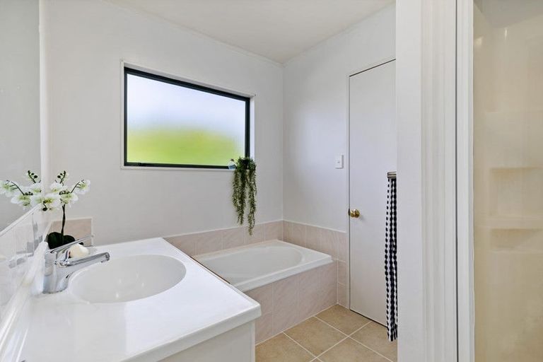 Photo of property in 18 Edgeworth Road, Glenfield, Auckland, 0629
