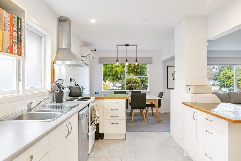 Photo of property in 11 Hereford Street, Te Atatu Peninsula, Auckland, 0610