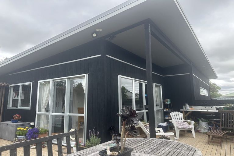 Photo of property in 12 Memorial Park Avenue, Haumoana, 4102