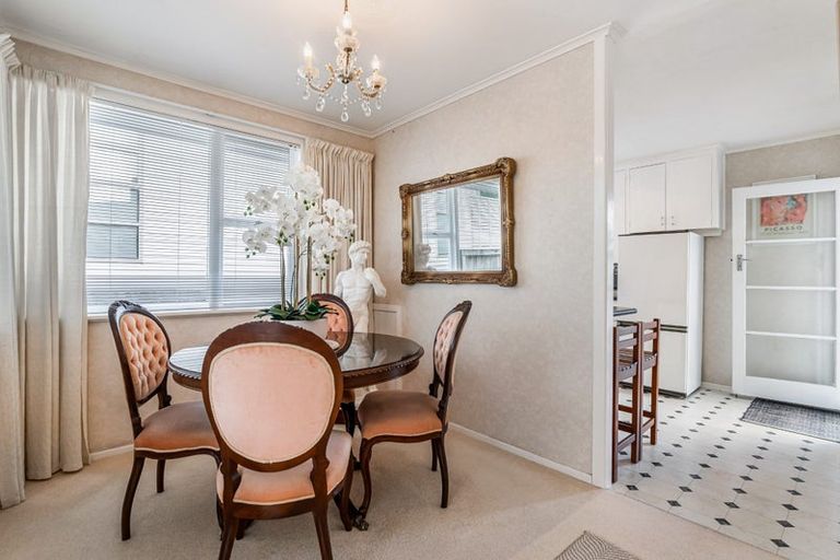 Photo of property in 18 Selwyn Crescent, Forrest Hill, Auckland, 0620