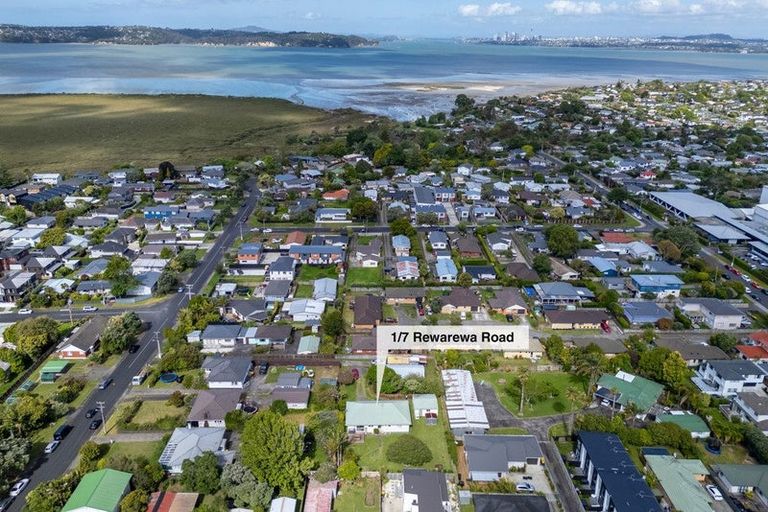 Photo of property in 1/7 Rewarewa Road, Te Atatu Peninsula, Auckland, 0610