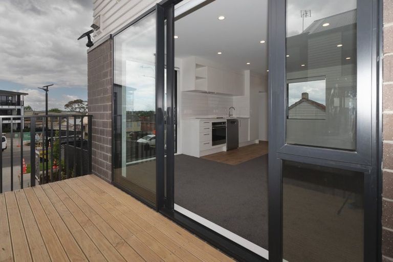 Photo of property in 13/1 Fruitvale Road, New Lynn, Auckland, 0600