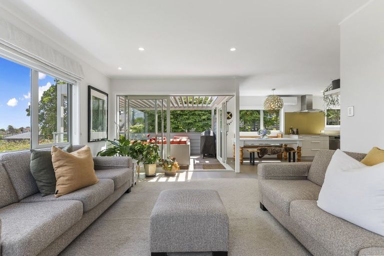 Photo of property in 2/46 Sunset Road, Unsworth Heights, Auckland, 0632
