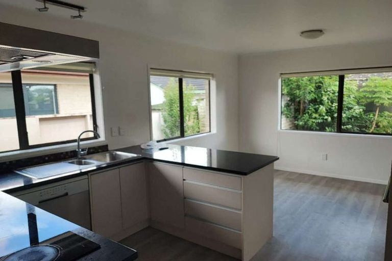 Photo of property in 2/24 Frank Evans Place, Henderson, Auckland, 0610