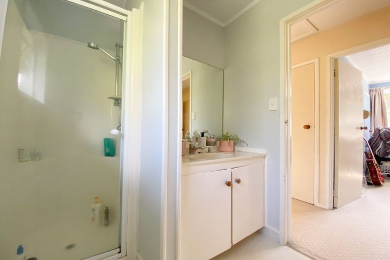 Photo of property in 37 Onedin Place, Titirangi, Auckland, 0604