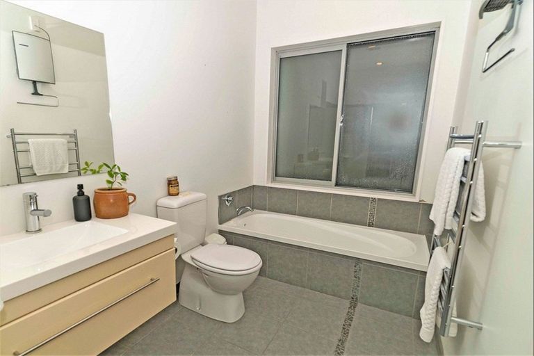 Photo of property in 1 Lakeside Terrace, Westport, 7892