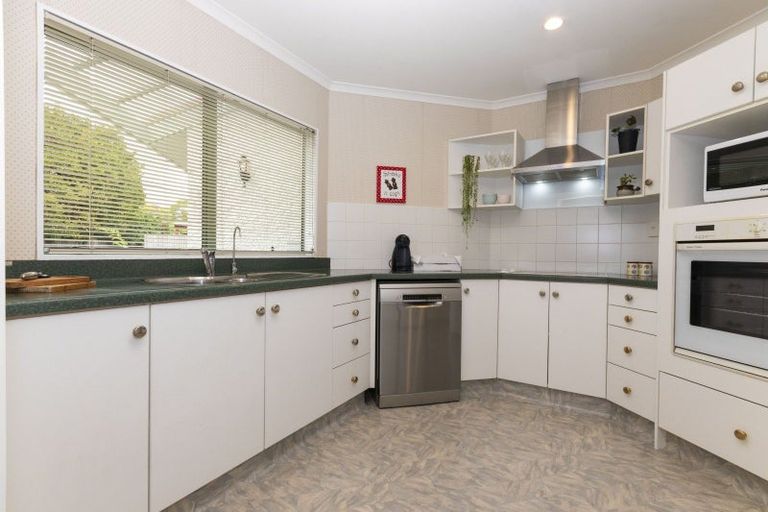 Photo of property in 2 The Glen, Hokowhitu, Palmerston North, 4410