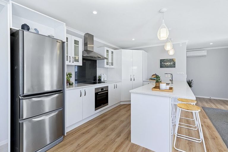 Photo of property in 5 Madeira Close, Whitby, Porirua, 5024