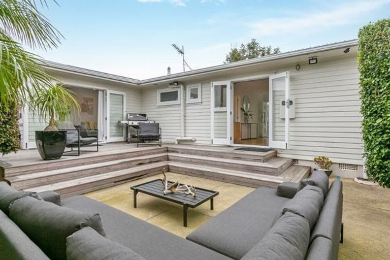 Photo of property in 19 Swan Crescent, Pakuranga, Auckland, 2010