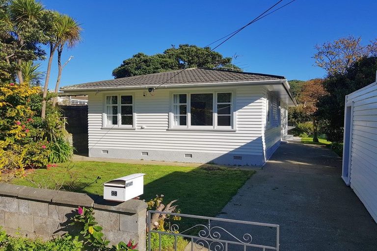 Photo of property in 98 Melbourne Road, Island Bay, Wellington, 6023