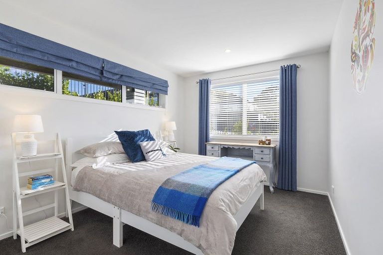 Photo of property in 2 Promontory Crescent, Newlands, Wellington, 6037