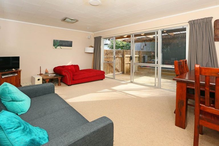 Photo of property in 2/26 Kemp Road, Massey, Auckland, 0614