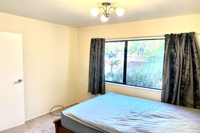 Photo of property in 18 Lanham Lane, Massey, Auckland, 0614