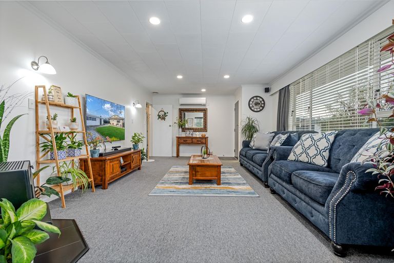 Photo of property in 76 John F Kennedy Drive, Milson, Palmerston North, 4414