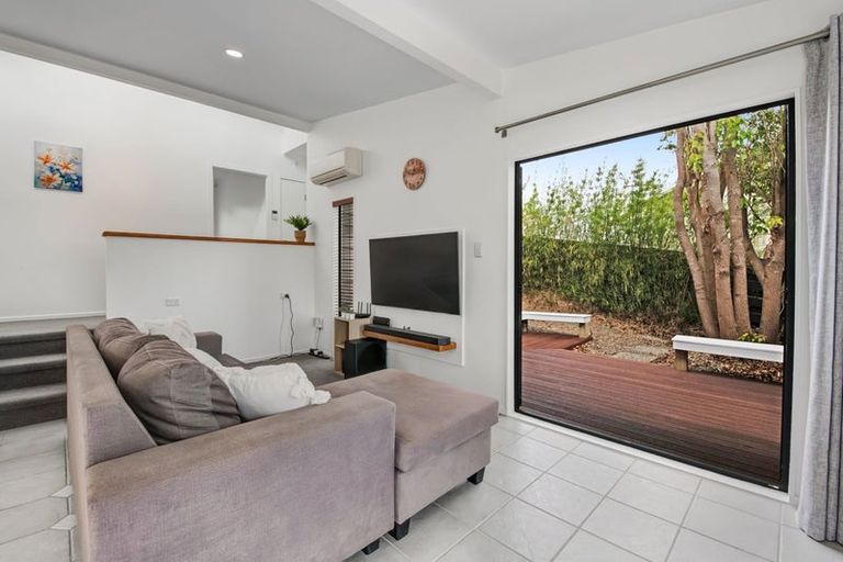 Photo of property in 2/20 Tawavale Crescent, Totara Vale, Auckland, 0629