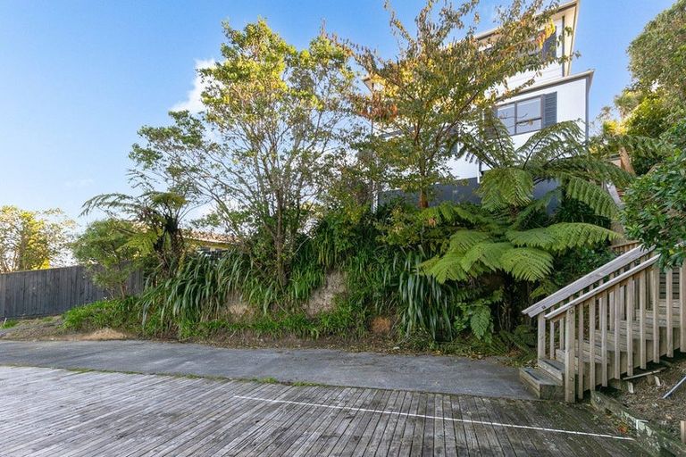 Photo of property in 27b Cheltenham Terrace, Newlands, Wellington, 6037