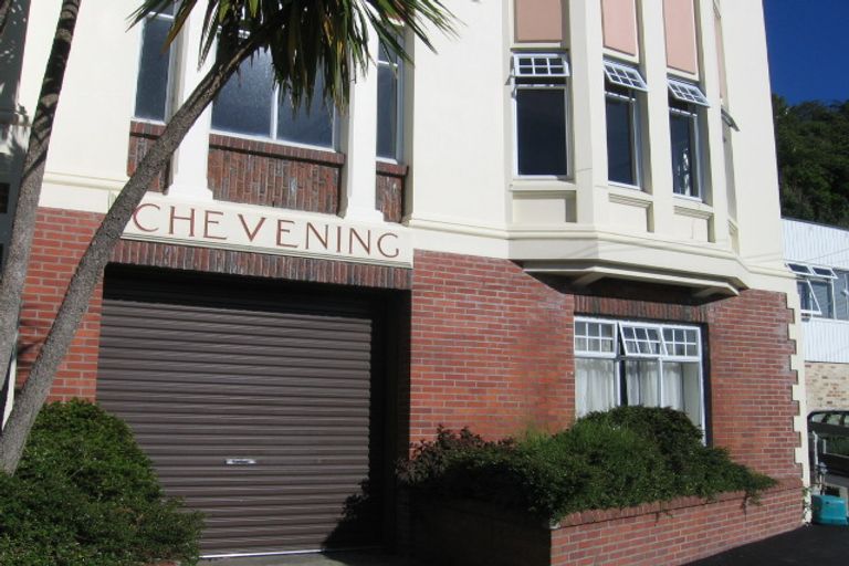 Photo of property in Chevening Flats, 90 Salamanca Road, Kelburn, Wellington, 6012
