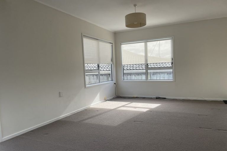 Photo of property in 2/33 Halberg Street, Glenfield, Auckland, 0629