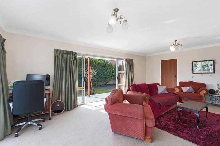 Photo of property in 6 Radbrook Street, Avonhead, Christchurch, 8042