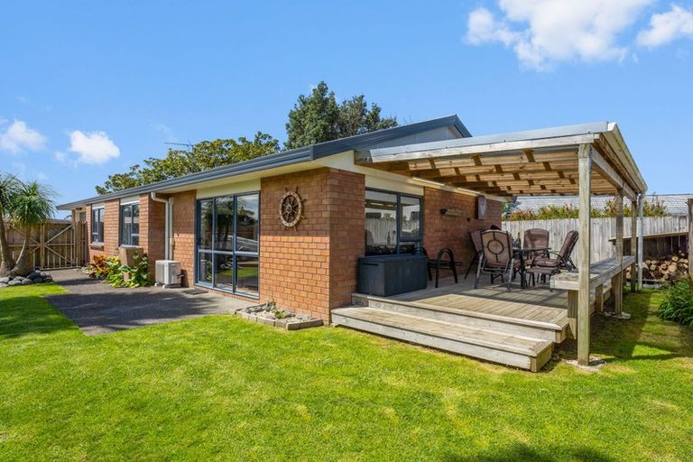 Photo of property in 16 O'sullivan Place, Waiuku, 2123