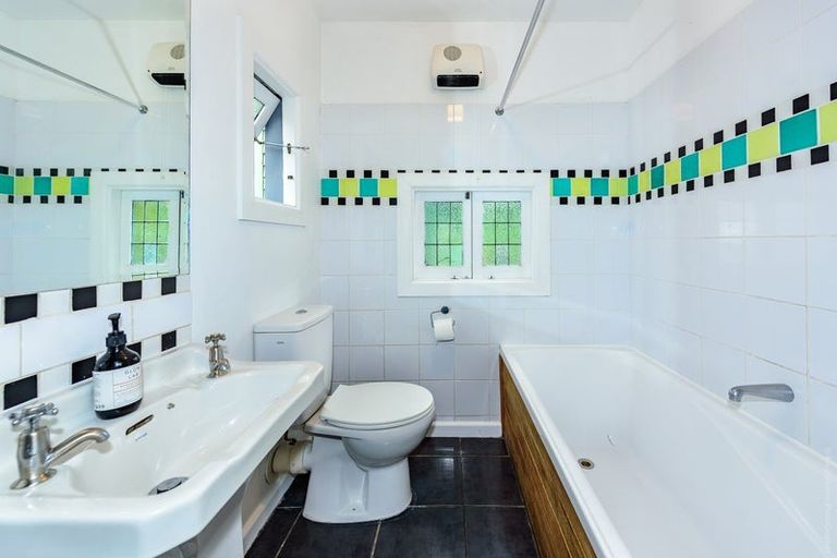 Photo of property in 10 Cornwall Road, Lyttelton, 8082