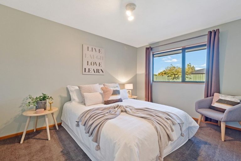 Photo of property in 7 Thicket Close, Redwood, Christchurch, 8051