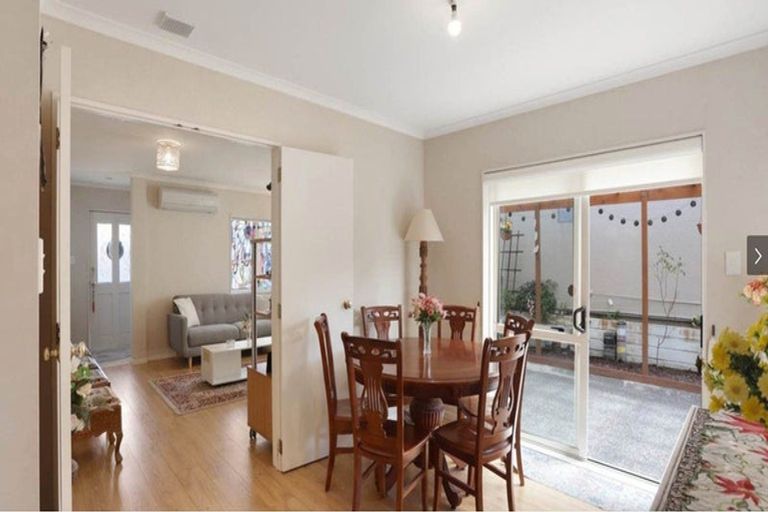 Photo of property in 1 Stolford Crescent, New Lynn, Auckland, 0600