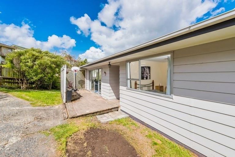 Photo of property in 21 Donovan Avenue, Massey, Auckland, 0614