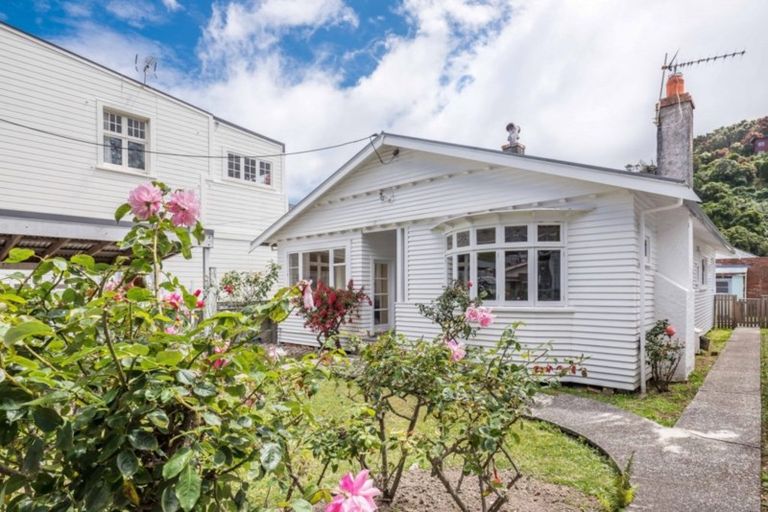 Photo of property in 202 The Parade, Island Bay, Wellington, 6023