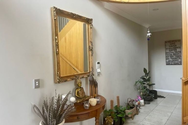 Photo of property in 28 Kaseng Place, East Tamaki Heights, Auckland, 2016