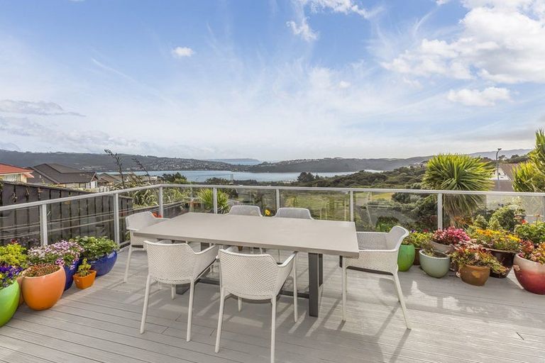 Photo of property in 3 Greenstone Place, Aotea, Porirua, 5024