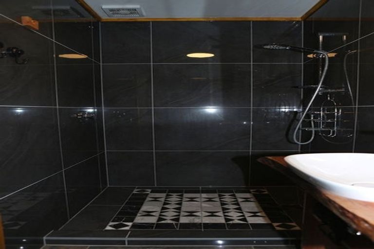 Photo of property in 274 Queens Drive, Lyall Bay, Wellington, 6022