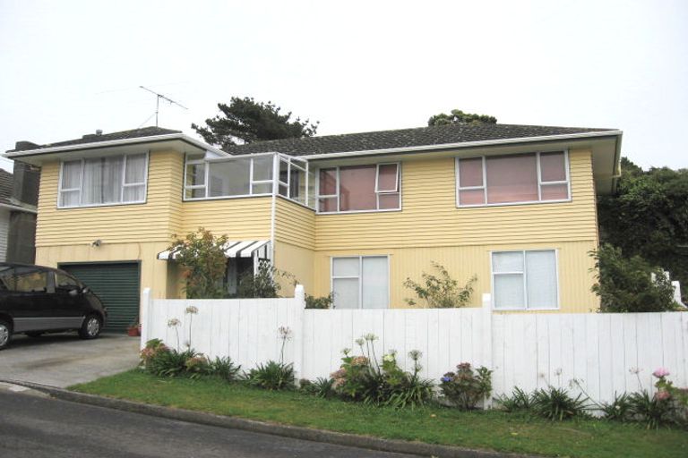 Photo of property in 4 Barclay Street, Newlands, Wellington, 6037