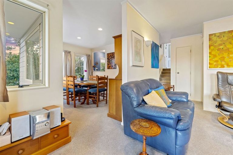 Photo of property in 2/30 Sunset Road, Unsworth Heights, Auckland, 0632