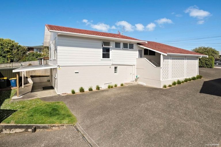 Photo of property in 1/90 Pupuke Road, Hillcrest, Auckland, 0627