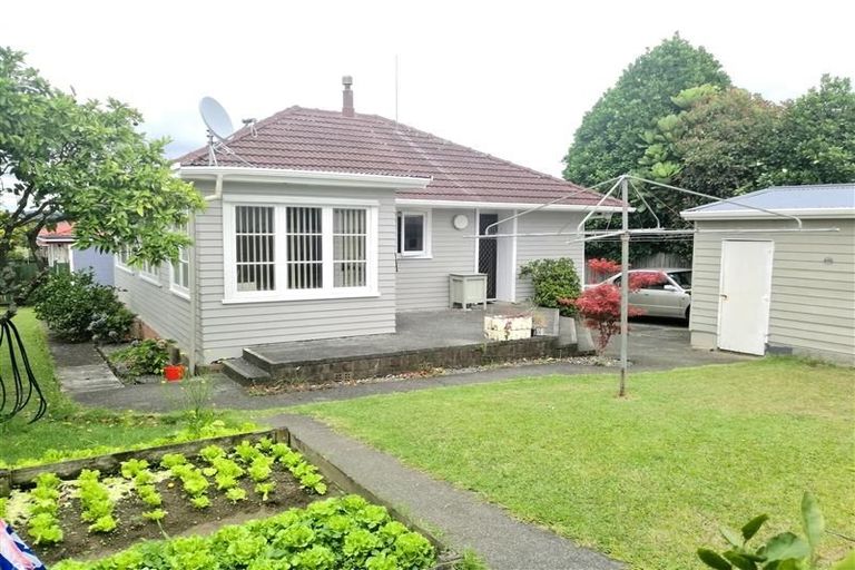 Photo of property in 11 Strid Road, Te Atatu South, Auckland, 0610