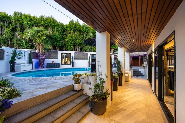 Photo of property in 3 Holyoake Place, Chatswood, Auckland, 0626